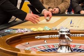 Antarmuka aplikasi john slot menampilkan live dealer blackjack dan menu sportsbook di layar ponsel